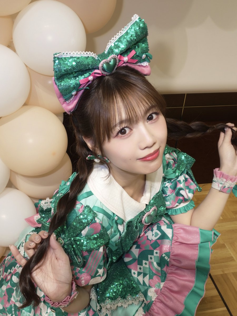 sendenbu_staff's tweet photo. 特典会ありがとうございました💚今日はおさげにしたよ〜👧2日間ともライブではあんまりやらない髪型だったかも〜！！
まだまだ皆んなとお話しする機会たくさんありますうに🌟会いにきてね~??お話ししようねー💚
次は豊洲でのフリラかな☺️ときめき不足にならないようにねっ💚✨(ひより💚)

#超とき宣 #大盛りハッピー