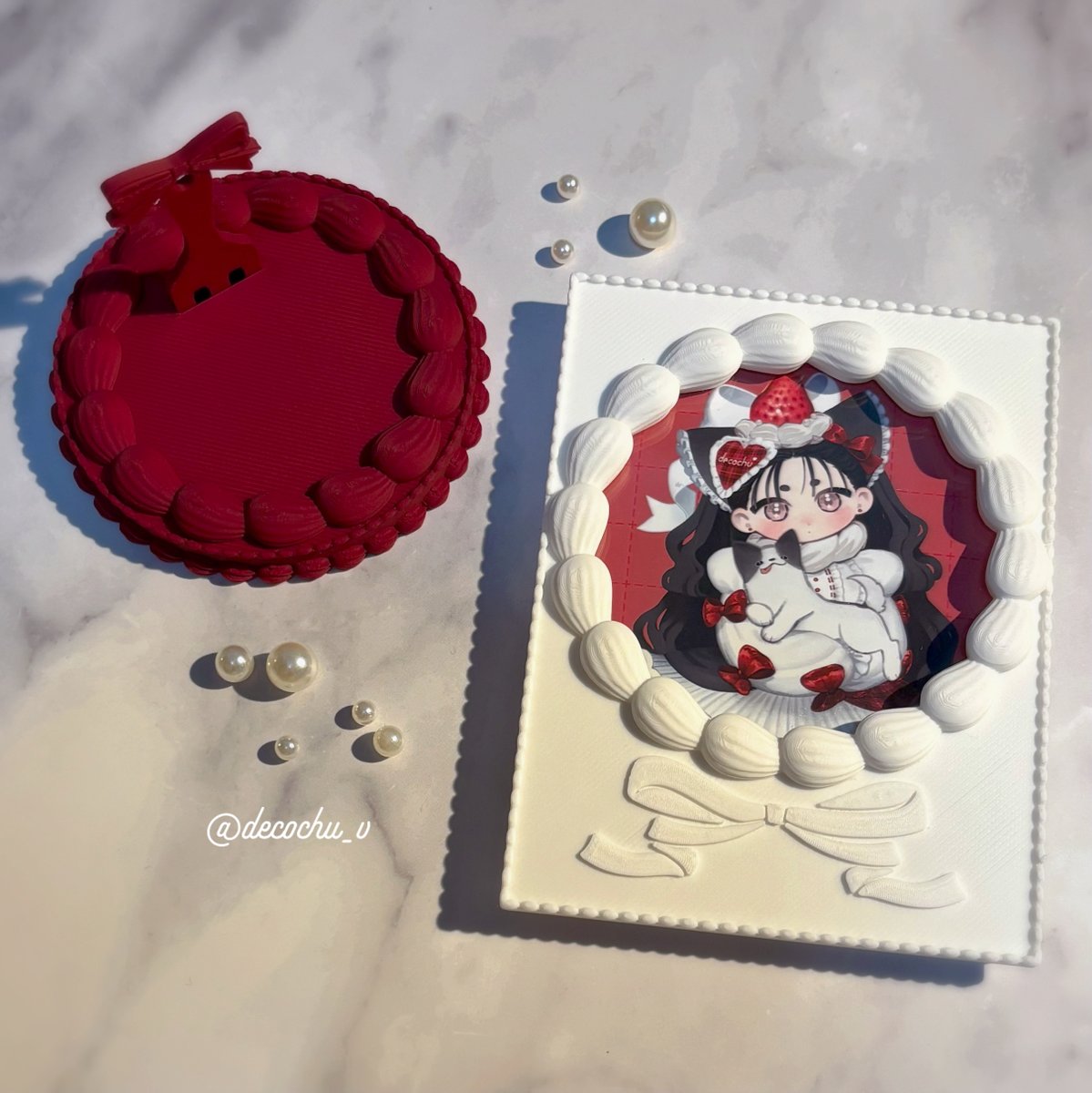 decochu_v's tweet photo. °˖✧🎃【通販お知らせ】✧˖°
RPしていただけると嬉しいです！

🎂ホールケーキぬいスタンド　全12色
🍴追加パーツ新色＆新作✨😈
🍰ホイップトレカケース

BOOTHにて
9/24（木）　20:00～　開始予定

ハロウィン準備回です🎃🎶

↓各販売ページ🔗はツリーへ↓ https://t.co/o7NQz2rcg4