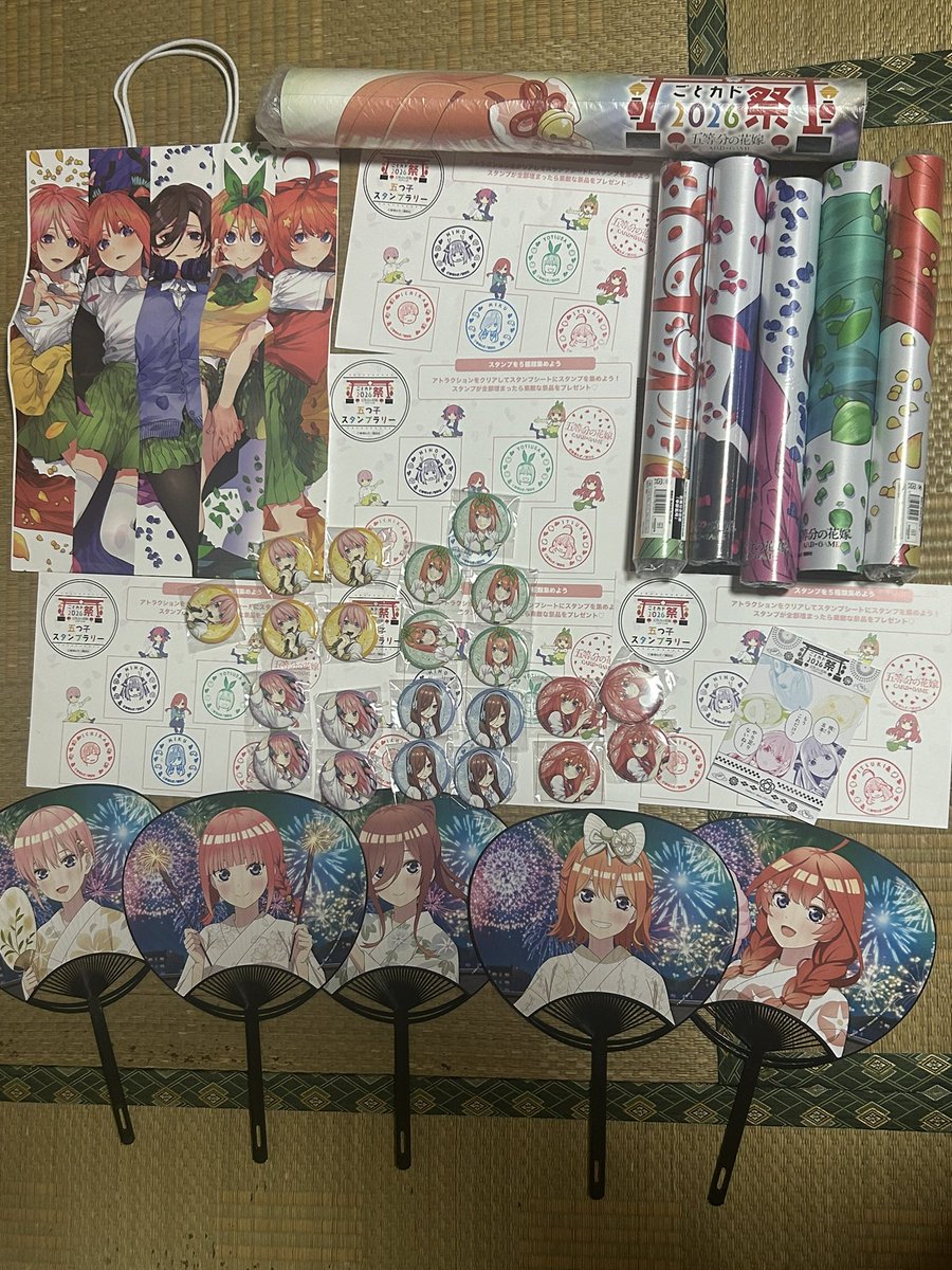 shin_gotoubun's tweet photo. アトラクションも、抽選会もとても楽しかったです！！
ポスター（三玖、四葉、五月）と超大吉も当てることできて嬉しいです！！

ラバーマット、内輪もコンプでき、缶バッジも予定数集めることできて大満足です！

#ごとカド祭 https://t.co/a5ZCdioXlf