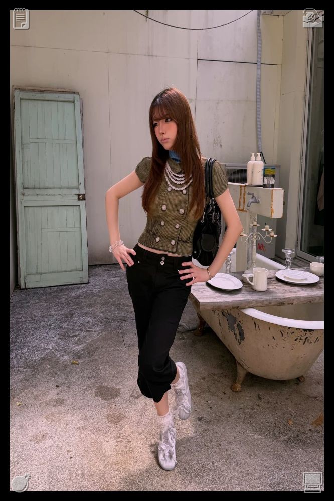 00739aoi4's tweet photo. 🎐French The language is romanticShe’d booked a small cottage on the edge of Brineport, a quiet fishing village tucked between jagged cliffs and a stretch of golden sand, after months of endless meetings and sleepless nights. The village looked exactly as she’d https://t.co/wtSF2Urzc8