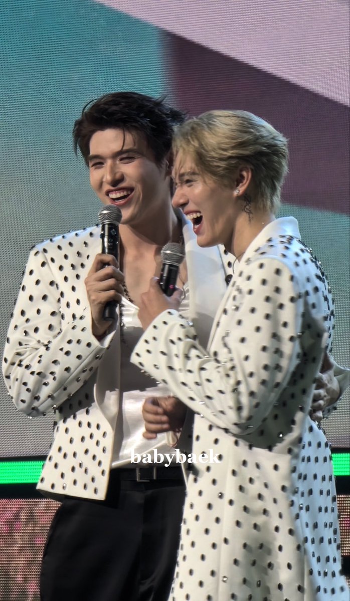 seh_ky_nah_niii's tweet photo. This genuinely looks like a marriage photo 😭 https://t.co/BYEOtbKguS