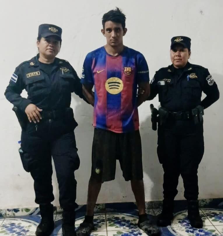 ElMetroDigital's tweet photo. #Nacionales Conductor de camion invade carril por distracción y provoca muerte de pareja de esposos en El Refugio, Ahuachapán
https://t.co/6u9zqUial3
#PlanCo https://t.co/MDuD9V4W8v