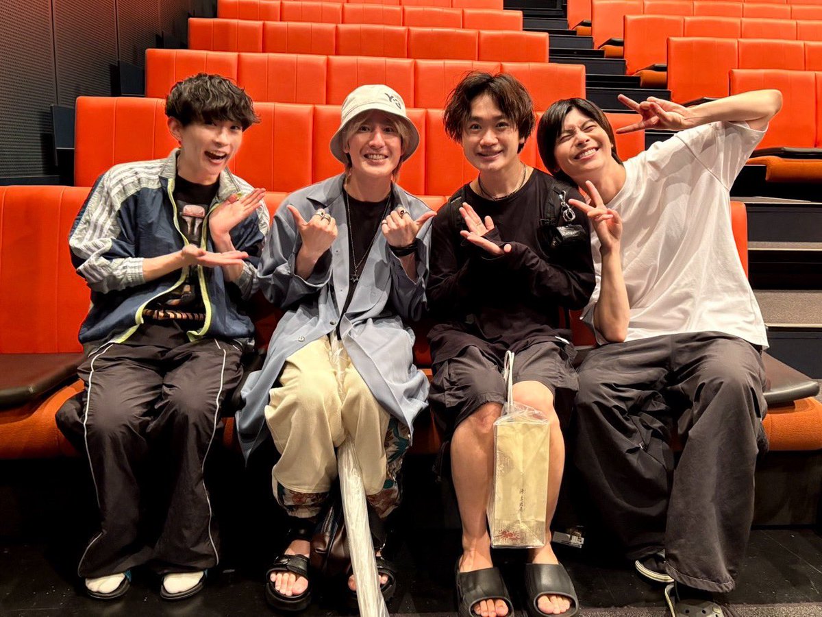 hideyatawada's tweet photo. #シオヒガリ
本日もありがとうございました！
こにたん、一輝さんも来てくれました◎
日々、観にきてくれた仲間やスタッフさんたちからも嬉しい感想をたくさんいただけて本当に励みになります。
明日は13:00公演です。
当日券ですが、26.27日はかなり少なくなっているので、明日が狙い目です🎫✨是非！ https://t.co/vHhPgAiPlZ
