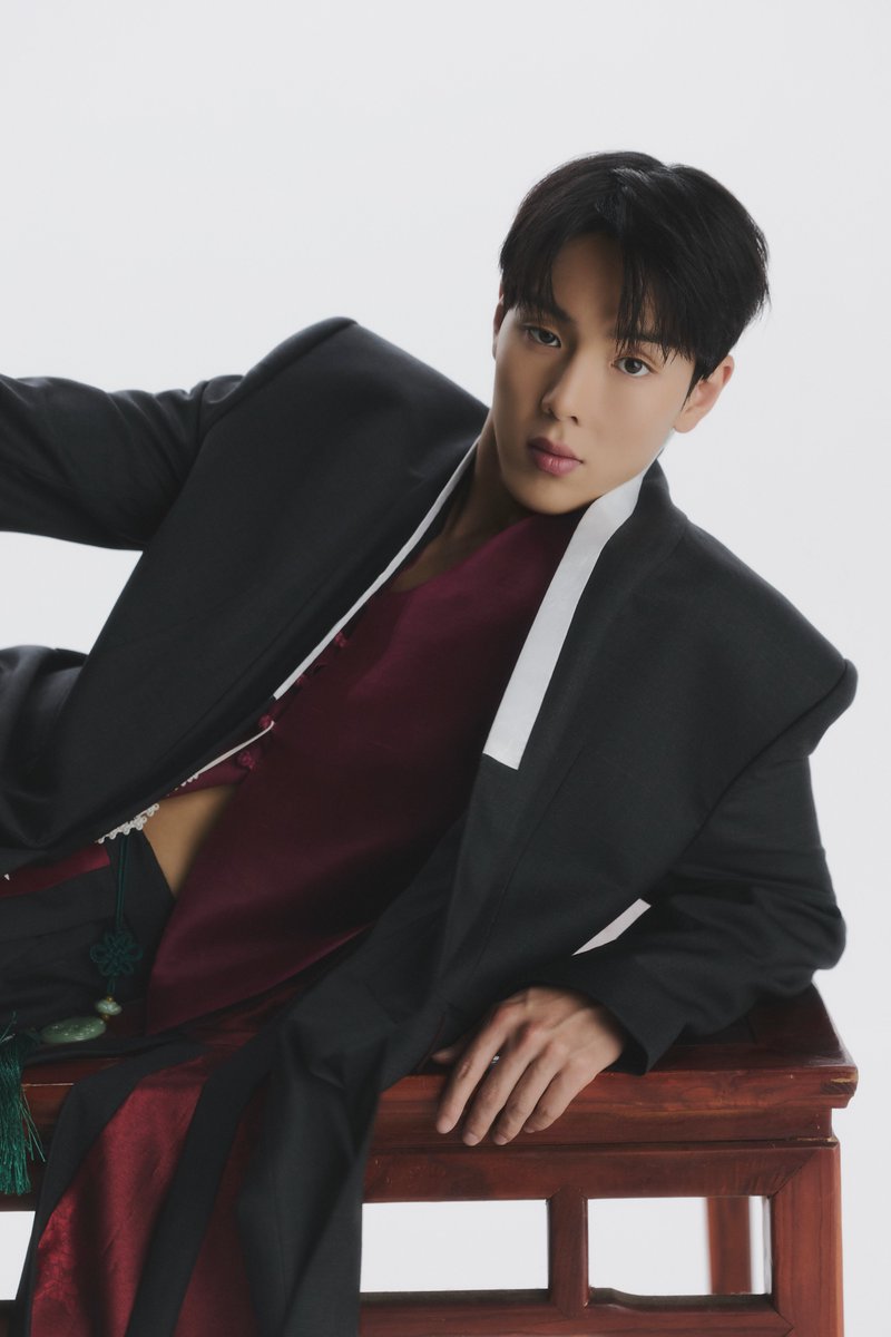 OfficialMONSTAX's tweet photo. MONSTA X 2026 CHUSEOK PHOTO

#셔누 #SHOWNU

#MONSTAX #몬스타엑스 https://t.co/yzXLpp3cTC