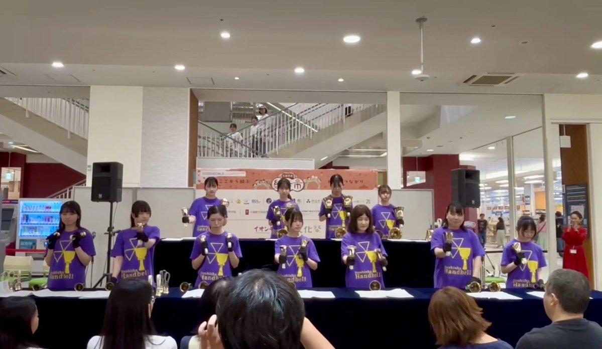 doshisha_bell's tweet photo. こんにちは！同志社大学ハンドベル･クワイアです🔔
⁡
本日はイオンモール久御山でのイベント、｢みんなの文化祭｣で演奏しました！✨️
⁡
『夢をかなえてドラえもん』でお子様が楽しそうに聞いてくださったり🥰
私たちも楽しい演奏となりました！

 #ハンドベル #同志社大学 #同志社女子大学 https://t.co/3rSJ0xelTh