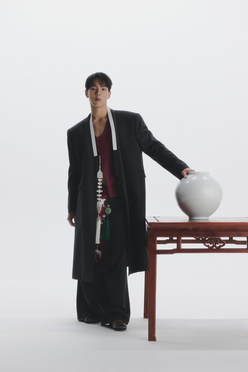 OfficialMONSTAX's tweet photo. MONSTA X 2026 CHUSEOK PHOTO

#셔누 #SHOWNU

#MONSTAX #몬스타엑스 https://t.co/ad2xT7xVaJ