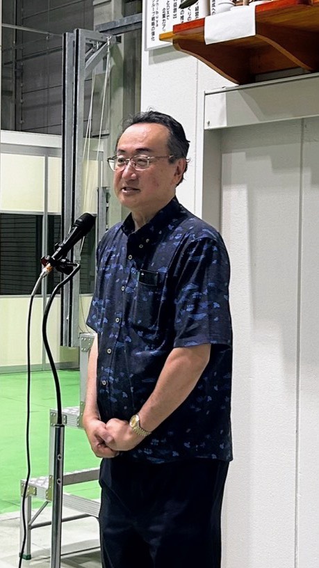 okada3769's tweet photo. 【古謝げんたＶロード沖縄県知事選！担当大臣から始まった４年間の軌跡（その４）】

沖縄担当大臣として、また自民党の沖縄振興調査会長として心を砕いたのは沖縄県民の所得向上でした。今なお県民所得は全国都道府県の中で最も低い水準にあります。
主力の観光業など３次産業は盛んですが、製造業など２次産業はまだまだ、１次産業も厳しい状況にあります。そこで「強い沖縄経済」を旗印として自治体や経済界の方々と協力し、県民所得の向上に努めてきました。

米軍基地も徐々に返還される動きがあり、その跡地利用も沖縄発展のカギ。普天間飛行場に隣接する「西普天間住宅地区」の返還後、跡地利用のモデルケースとして琉球大学付属病院を移転整備する「沖縄健康医療拠点」など、県民から喜ばれる事業も進めて来ました。

今回の知事選では経済や生活が主要な争点となり、若い世代ほど古謝げんたさんに「沖縄を変えてほしい」という期待を寄せたとみられます。
古謝県政と国が連携する態勢が整ったいま、岡田直樹もライフワークの一つとして「沖縄を、前に！」の動きを進めていく決意です。