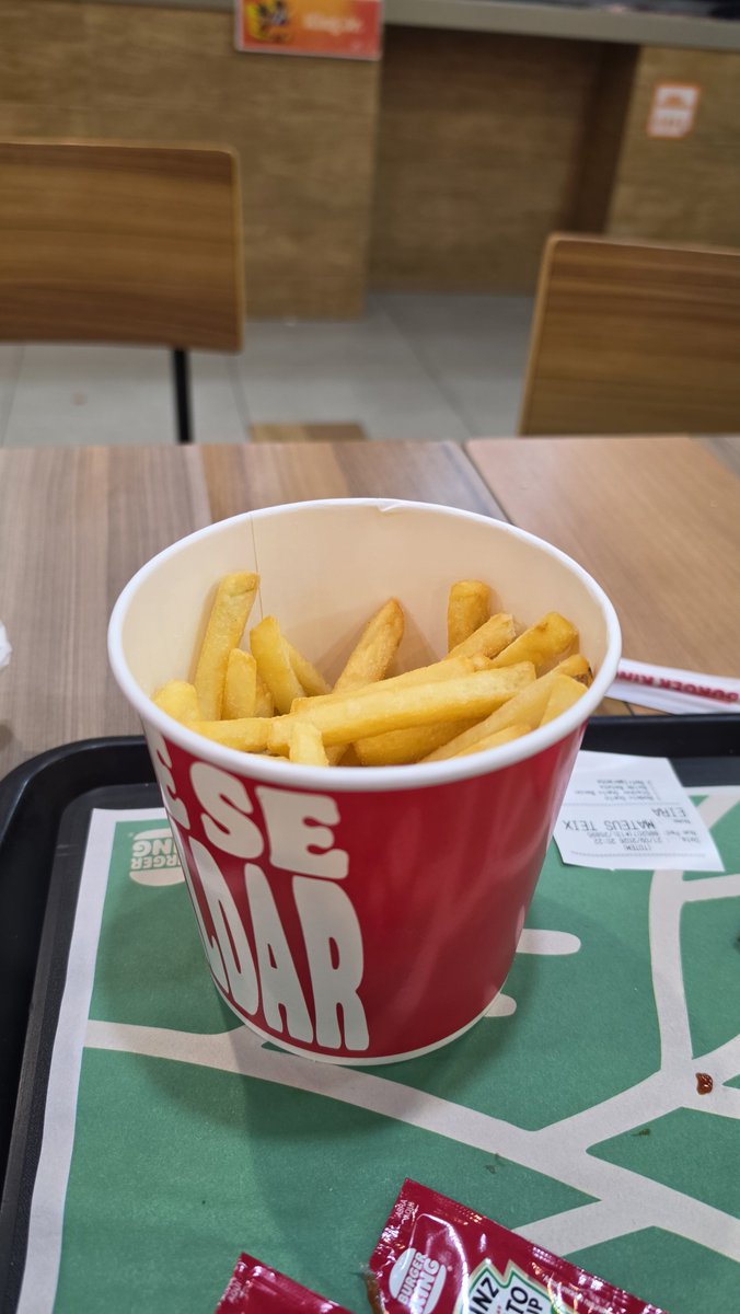 teu5teu5's tweet photo. O @BurgerKingBR poderia ter um padrão, né? Fui reclamar do balde de batatinha que não estava cheio e disseram que esse era o padrão! https://t.co/brtJ7ec2UT