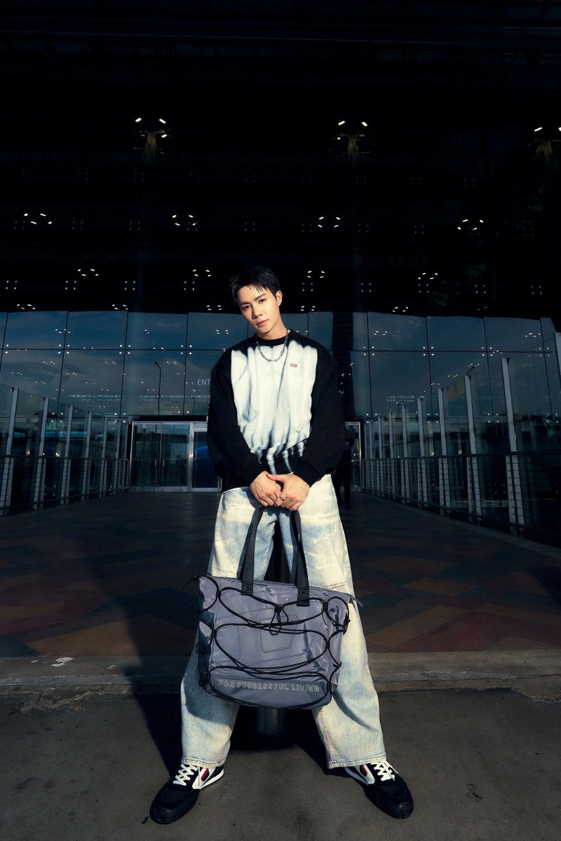 faikeaw_ent's tweet photo. “ซี–พฤกษ์” #ZeePruk ร่วมชมแฟชั่นโชว์ DIESEL เปิดตัวคอลเลกชั่นสปริง ซัมเมอร์ 2027 ณ กรุงมิลาน ประเทศอิตาลี

#DieselSpringSummer27 #DieselZeePruk

DIESEL (ดีเซล) แฟชั่นแบรนด์ดังสัญชาติอิตาลี ตอกย้ำตัวตนแห่งความกล้า การแสดงออก และพลังแห่งความสร้างสรรค์ ผ่านแฟชั่นโชว์คอลเลกชั่นล่าสุด ณ เมืองมิลาน ประเทศอิตาลี โดยครั้งนี้ ซี – พฤกษ์ พานิช นักแสดงและแฟชั่นไอคอนจากประเทศไทย ได้รับเชิญให้เดินทางไปสัมผัสประสบการณ์แฟชั่นของ DIESEL พร้อมร่วมชมแฟชั่นโชว์อย่างใกล้ชิดในฐานะตัวแทนของแบรนด์จากประเทศไทย
 
ก่อนออกเดินทางสู่มิลาน “ซี พฤกษ์” ปรากฏตัวใน Airport Look จาก DIESEL มาในลุคที่ถ่ายทอดคาแรกเตอร์อันโดดเด่นของแบรนด์ผ่านลุคที่ผสานความเท่และความร่วมสมัย สะท้อนจิตวิญญาณของ DIESEL ที่มาพร้อมความมั่นใจและการแสดงออกถึงตัวตนอย่างเต็มที่ ก่อนเดินทางไปสัมผัสบรรยากาศแฟชั่นระดับโลกที่ Milan Fashion Week และสัมผัสคอลเลกชั่นล่าสุดของแบรนด์อย่างใกล้ชิด
 
สำหรับแฟชั่นโชว์ครั้งนี้ DIESEL นำเสนอคอลเลกชั่นที่ขับเคลื่อนด้วยพลังของ DESIRE ถ่ายทอดผ่านบรรยากาศที่เต็มไปด้วยความเข้มข้น ความสนุก และความเป็นอิสระ โดยเปลี่ยนพื้นที่จัดแสดงให้กลายเป็นคลับขนาดใหญ่ที่เต็มไปด้วยพลังงานและความเคลื่อนไหว สร้างประสบการณ์ที่เชื่อมโยงระหว่างแฟชั่น ดนตรี การแสดงท่ามกลางผู้ชมกว่า 200 คน สร้างบรรยากาศที่คาดเดาไม่ได้และทำให้แฟชั่นโชว์กลายเป็นประสบการณ์ที่มากกว่าการชมเสื้อผ้าบนรันเวย์
 
บนรันเวย์ DIESEL ยังใช้รูปทรงและโครงสร้าง ผ่านการ Merge, Twist, Cut และ Reconstruct เสื้อผ้าหลายชิ้นถูกผสานเข้าด้วยกันจนเกิดเป็นซิลูเอตใหม่ พร้อมรายละเอียด Orchid ที่ปรากฏทั้งในรูปแบบ Cut-out และ Embroidery อีกหนึ่งเทคนิคโดดเด่นคือ Trompe-l’œil ที่สร้างภาพลวงตาให้เสื้อผ้าดูเหมือนทำจากวัสดุอื่น โดย Denim ถูก Coated และ Lasered ให้มีพื้นผิวคล้าย Leather ขณะที่เสื้อ Lightweight Shirts ถูกพิมพ์ให้ดูเหมือน Tweed Coat และ Heavy Winter Jacket สร้างความรู้สึกสนุกและเหนือความคาดหมายให้กับแต่ละลุค ถูกถ่ายทอดผ่าน Cut-out Construction ที่เผยผิวอย่างมีจังหวะ ทั้ง Polo Dress, Tailored Skirts, Slim Pants และ Jersey Dresses ขณะที่เสื้อผ้าหลายชิ้นถูก Twist และ Reconstruct ให้เกิดรูปทรงที่ดูไม่สมบูรณ์แบบอย่างตั้งใจ สะท้อนความเป็นอิสระและความสนุกในแบบ DIESEL
 
หัวใจสำคัญยังคงเป็น Denim ตั้งแต่ Bootcut Jeans, Straight-leg Jeans, Topstitched Denim ไปจนถึง Jeans ที่มี Slit บริเวณข้อเท้า และ Micro Denim Shorts ซึ่งกลายเป็นหนึ่งในไฮไลต์ของคอลเลกชั่น
 
ด้าน Accessories นำเสนอ D-ONE Bag ในหลากหลาย Treatment และ Texture พร้อม Charms ที่หยิบสิ่งของในชีวิตประจำวันมาตีความใหม่ ขณะที่กระเป๋ารุ่นใหม่ LOCK-D Bag มาพร้อม Double D Motif ที่ทำหน้าที่เป็นตัวล็อก เติมความโดดเด่นให้กับลุค รายละเอียดของคอลเลกชั่นยังต่อเนื่องไปยัง Footwear, Watch, Eyewear และ Jewellery โดยมีทั้ง D-RUSH Watch, แว่นตา TRAN-D-SPARNT และเครื่องประดับรูป Orchid ซึ่งเชื่อมโยงกับน้ำหอม Only Desire ที่ใช้กล้วยไม้เป็น Signature Flower
 
ร่วมถ่ายทอด DNA ของแบรนด์ผ่านแฟชั่นที่สนุก กล้า และเปิดพื้นที่ให้ทุกคนได้แสดงออกในแบบของตัวเองได้แล้ววันนี้ที่ ที่ DIESEL ทุกสาขา
 
อัปเดตข่าวสารและเทรนด์แฟชั่นล่าสุดของ “DIESEL” เพิ่มเติมได้ที่
Instagram: @dieselthailandofficial
LINE Official Account: @dieselth