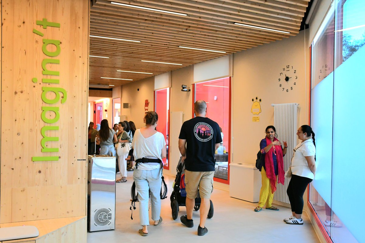 sants3radio's tweet photo. El nou Casal Infantil #Imagina't ja és una realitat al barri de la Marina del Prat Vermell.🛝👩‍👦‍👦🎒
Al #SantsMontjuïcAlDia escoltem reportatge de l'acte inaugural del nou equipament al carrer Ulldecona.

🎧Audio👉https://t.co/pzDDtoGWtX
📰Notícia📸👉https://t.co/H1SMjWCHdj https://t.co/TwexCwMsxF