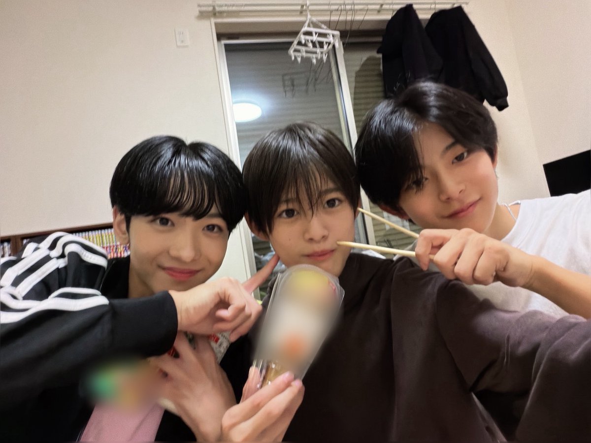 cloudten_member's tweet photo. この前あいきが住んでるシェアハウスにもっくんと僕で泊まりに行ったよー💚🧡🩵
久々に同い年組で夜遅くまでずーっと爆笑して遊んで楽しかったー！😊
この3人でユニットとか組んでみたいなー！！またお泊まり会したいなー♪

#桜木せな　
#平石愛葵
#平岡幹基
#神こども https://t.co/j0WQCtMA0x