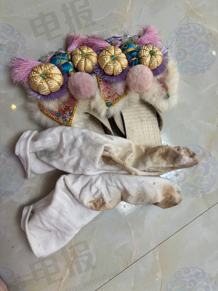 2yw899's tweet photo. ��灯下，树影落在马路上，钢筋水泥地城市里~原味豆浆，白棉袜，虎头鞋，汉服绣花~我和流浪猫一起在等末班车， https://t.co/j0RXoEs4FF