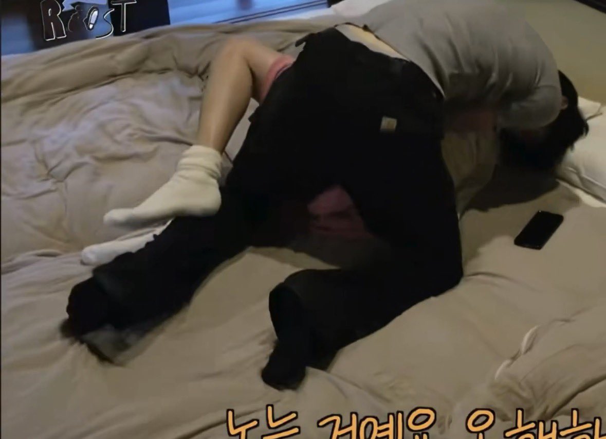 sohee937581's tweet photo. aduh mules bgt anjing iya iya gue ngerti lo pada pacaran udah ya gue beneran gak sanggup https://t.co/EhnbK2ibeV