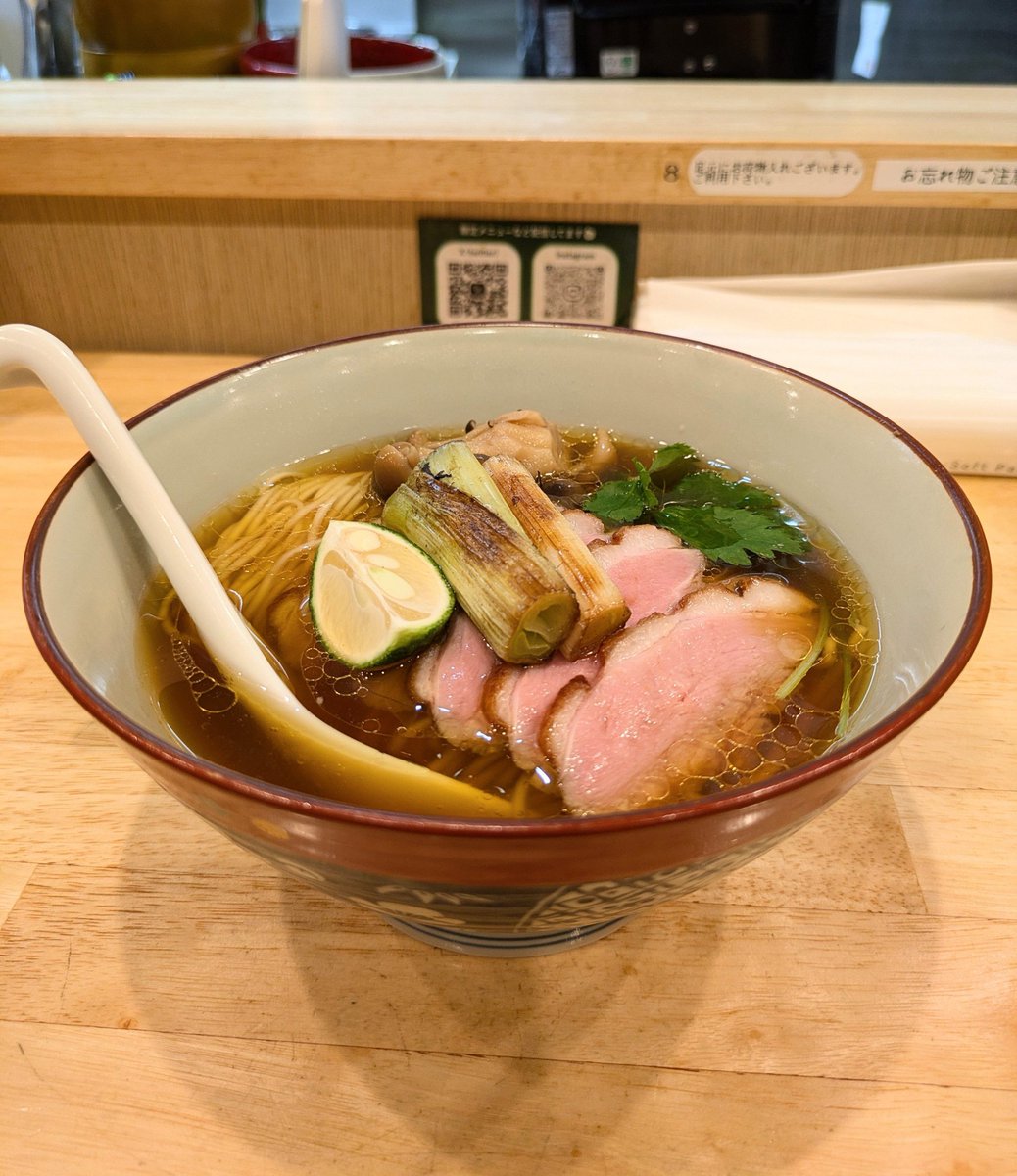 ryunotani8899's tweet photo. いつも御来店有難うございます。
お陰様で本日無事龍ノ谷は５周年を迎える事が出来ました
何の告知もしてないのに差し入れお祝いいつも本当に有難うございます
駐車場が少なくなってしまったので近隣トラブルを避けるため特別営業などは無くす事にし今回の様な形で告知などせずに５周年を迎えさせて頂きました。
これまで椿丸の頃から通って頂いてるお客様には自分の力不足でモヤモヤした気持ちに��せてしまった事も有るかと思い
心苦しくなる事も有りましたが
６年目は晴れて自家製麺にも挑戦中なので感謝の気持ちを今まで以上に丼に込めてお返し出来るよう精進して参ります。
混沌極まる世の中で今苦しい人沢山いるかと思います。
でも１人じゃないので安心して下さい！
個人店のラーメン屋に限らず皆苦しいと思います（笑）
至らない事が多く申し訳なく思ってしまう事も少なくないですが
そんな中皆様の日常の幸せな時間のお手伝いが出来たらやってる意味も有ると思ってます。
長くなってしまいすいません
皆様６年目も何卒宜しくお願いいたします🍎