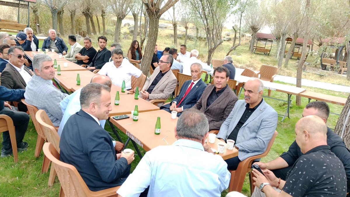 MHPGulagac_68's tweet photo. 📍Gülpınar Kasabası Ziyaretimiz 
İl Başkanımız Burhanettin Karataş Merkez İlçe Başkanımız Muhsin Arslan Gülağaç İlçe Başkanımız Adnan Başbuğ Belediye BaşkanlarımızveTeşkilat mensuplarımızla birlikte Gülpınar BelediyeBaşkanımız ErsoyKara ve Gülpınarlı hemşehrilerimiziziyaret ettik https://t.co/xvORgByZdV