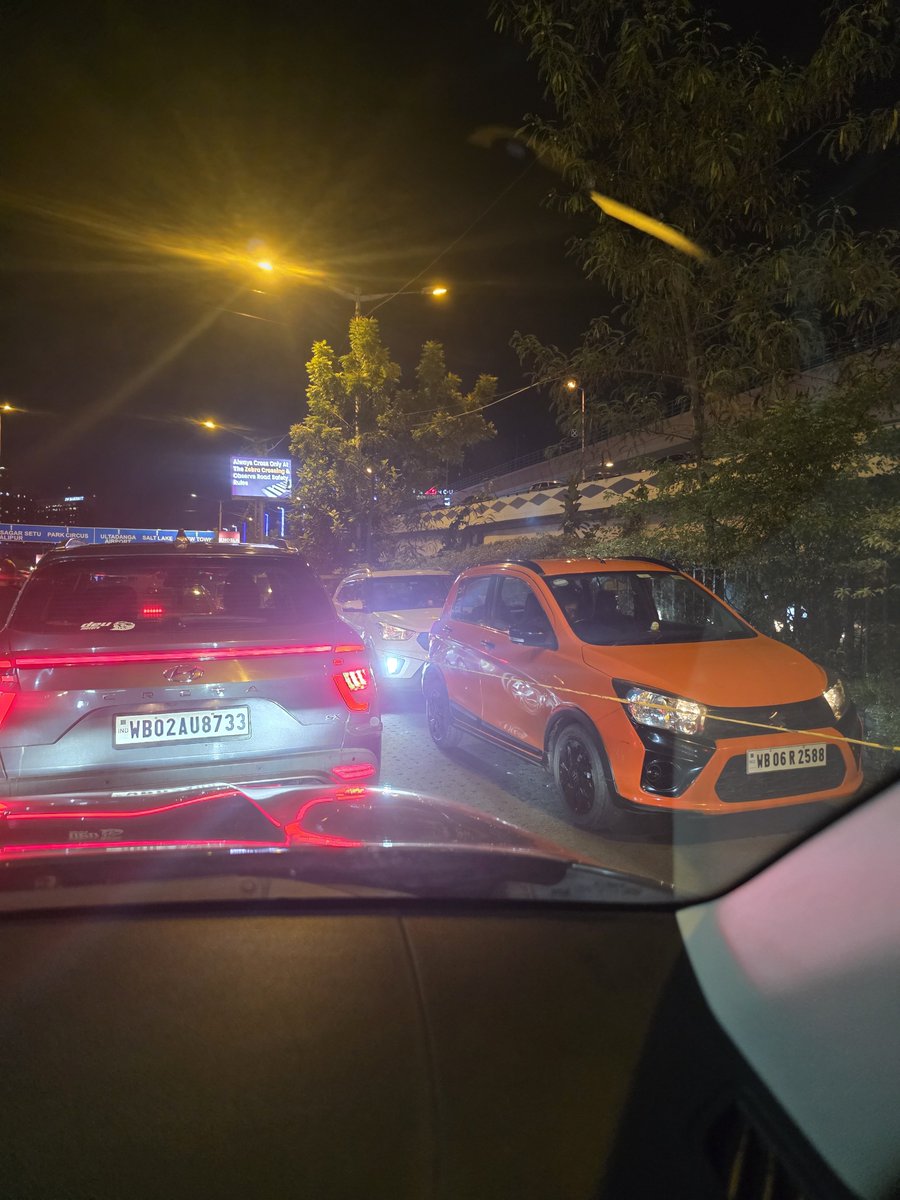 Praloy2510's tweet photo. The traffic on EM Bypass every evening is a mess. The diversion near Science City is serving no purpose and adding to the chaos. Maybe it is time to stop experimenting with diversions and use the roads as they are.
@KPTrafficDept https://t.co/yRidNs48DJ