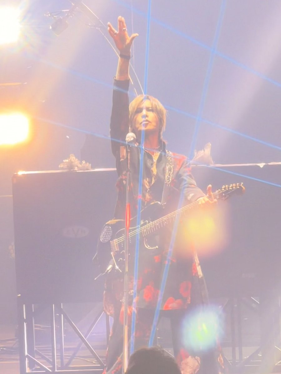 mahoroja's tweet photo. 福岡２日目も熱かった！
セトリヤバかった！メンバーも最高のパフォーマンス見せてくれて胸がいっぱい
次回のツアーも是非参加したい（強い決意）
今日は一階席16列だったのでメンバー近くてヤバヤバでした💕でも写真下手すぎて草w
#LUNAPIC
#LUNASEA https://t.co/TUO5tyuLeH