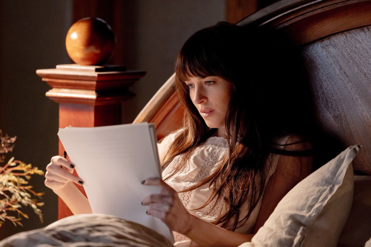 Variety's tweet photo. "Verity" director Michael Showalter says the upcoming movie took out the book's sleepwalking storyline with Lowan (Dakota Johnson).

"It’s a very important storyline in the book that helps you understand Lowen’s character, and we actually shot a lot of that stuff. Those scenes are wonderful and Dakota’s acting is incredible, but what you learn during the process of making a movie is how important it is to keep the focus and the momentum. You don’t have time to go on some of the diversions that you can in a book. A scene that I really would have loved to have shot that’s in the book is when Jeremy goes to the supermarket and encounters some of the moms in the town that they live in, and we learn that he’s the hot dad in town. Something new that we added was this 'All About Eve' thing that’s happening with Lowen [and Verity]. That’s not in the book."

https://t.co/JOnNHqai6Y