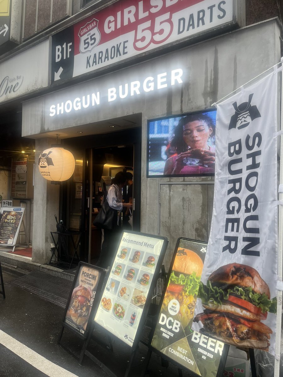 nucocochan's tweet photo. 🌕山盛りキノコポルチーニ月見バーガー／SHOGUN BURGER🌕
★★★★★

単品でも¥2,780(税込)なので、美味しくないわけがない。トリュフやポルチーニ茸の強い風味に頼らず、味の濃い卵黄と、メチャクチャにうまい和牛ハンバーグ等々が喧嘩せずに一体化して旨味がギュッと襲ってくる。食べにくいけど。 https://t.co/sMwOMBtkou