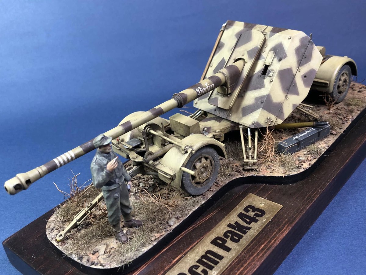 pkn7208shmdNHHe's tweet photo. Alan Hobby 1/35 88mm Pak 43
ワクワクしながら組めた好キット。初期生産の400門に用いられたとされる小さな四脚を展開する珍しい砲架が模型化されているのが特徴。大戦末期の雰囲気を狙って、ファインモールドのM44野戦服着用のフィギュアを添えてみた。（過去投稿も見てね） https://t.co/IkZq5RETrO