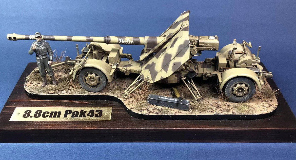 pkn7208shmdNHHe's tweet photo. Alan Hobby 1/35 88mm Pak 43
ワクワクしながら組めた好キット。初期生産の400門に用いられたとされる小さな四脚を展開する珍しい砲架が模型化されているのが特徴。大戦末期の雰囲気を狙って、ファインモールドのM44野戦服着用のフィギュアを添えてみた。（過去投稿も見てね） https://t.co/IkZq5RETrO