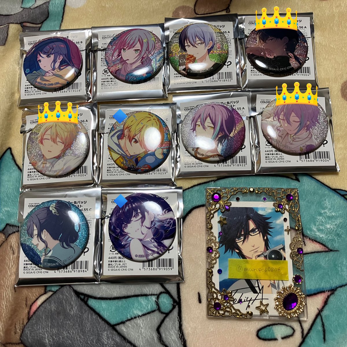 maropos0806's tweet photo. 【譲渡 買取】プロセカ グリッター 缶バッジ グリ缶

譲：一歌 志歩 冬弥 司 類 まふゆ
求：定価＋送料

👑は抱き合わせ2点、🔹は抱き合わせ1点とまとめてのお譲り。
抱き合わせはこちら指定となります。
お気軽にお声がけください。 https://t.co/7BI3gexxVu