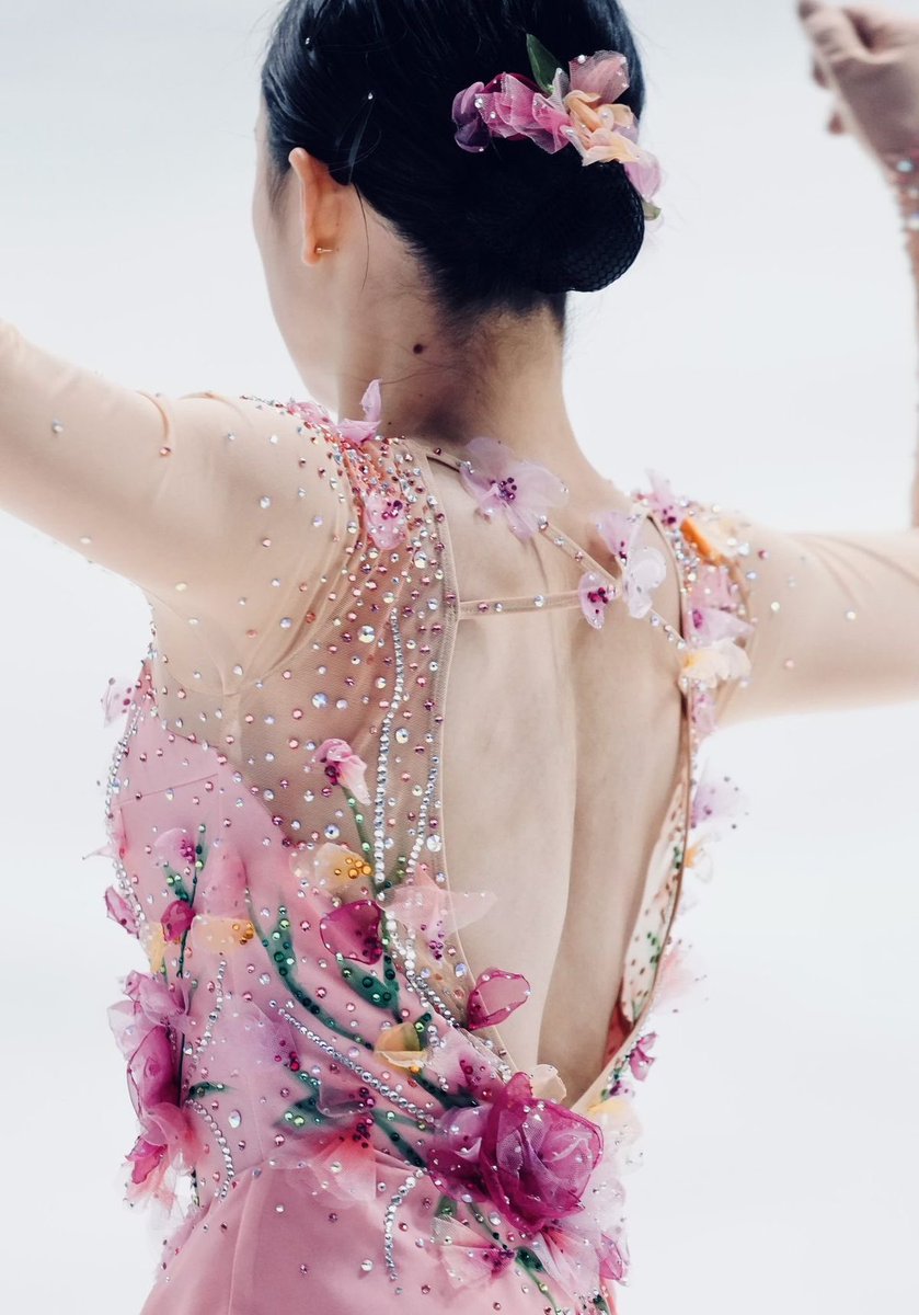 jensofff's tweet photo. Yuna Aoki gorgeous dress for her “Popsical” Free Skate Program (2024-25 season). 
I’m obsessed with the flowers 🌸🌸🌸🌸 https://t.co/R6LEA3HM2t
