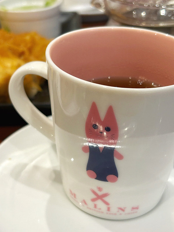 b_shimadavidson's tweet photo. ここのお店そのものは他にも店舗があるんだけど、ブヤシーの脱喧騒の拠り所としてブヤシーのあそこにある事がとても重要だったので閉店はとても残念。ブリティッシュパイも焼きたて熱サクで美味しゅうございました。 https://t.co/k584HSJgEF