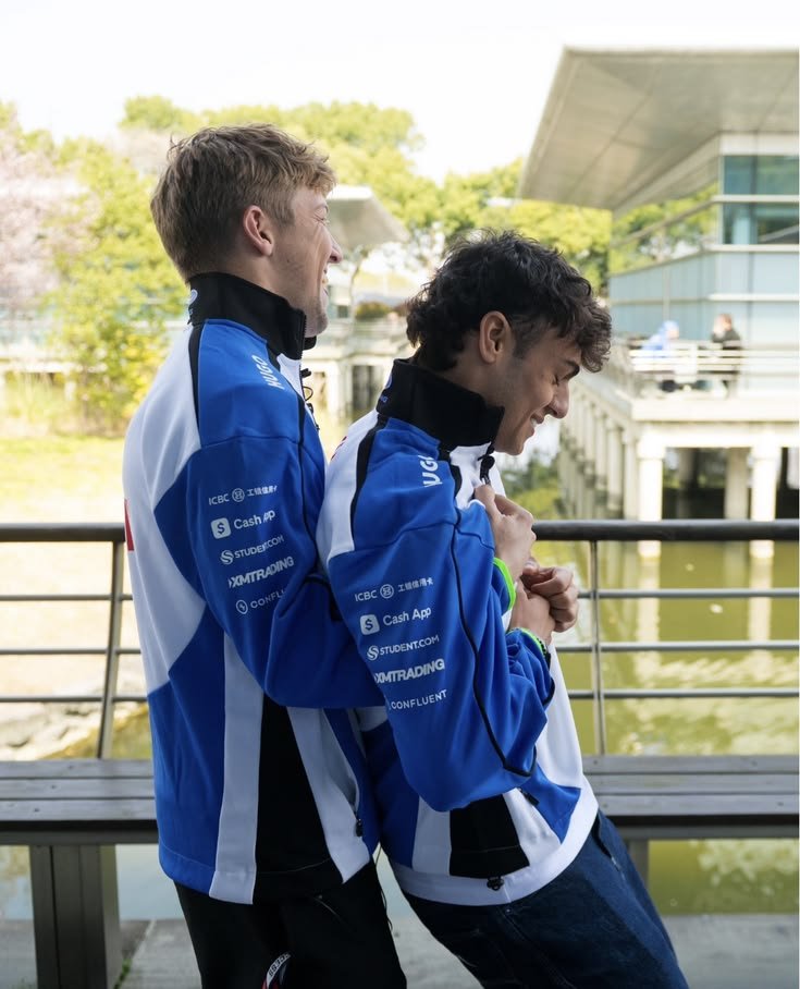 Ocean_Jokerr's tweet photo. As vezes você pode ta lendo ou até mesmo escrevendo fic e pensar "Nossa isso daqui nunca aconteceria, meio impossivel considerando o ambiente que é a Formula 1"

Formula 1 no seu media day mais fraco: https://t.co/SrMPY4uzKZ