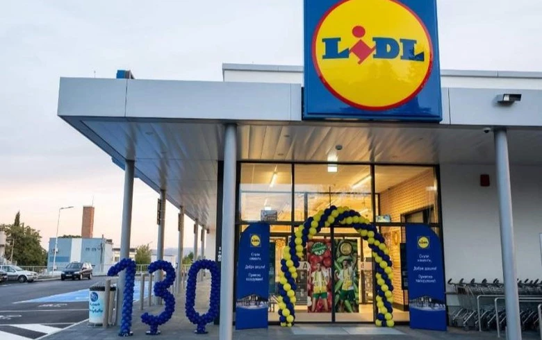 man_from_skopje's tweet photo. 8 бизниси што Lidl ќе ги збрише у Македонија уште првиот ден кога ќе отвори:

1. Пекари
Не можеш бе брат багет да ми продаваш 60–100 денари, а у Lidl мини багет да е 5 денари, кроасан 13 денари наместо 80–100

2. Рибарници и „премиум“ маркети
Нема више лосос 2.000 денари кило само затоа што си го ставил на црна тацна и си му пишал PREMIUM. Ако сличен производ у Lidl е околу 630 денари кило, народот одма ќе сфати колкава маржа плаќал

3. „Здрава храна“ продавници
Истите јатки, овес, путер од кикирики, протеински производи и семки што кај нас се продаваат ко фармацевтски производи

4. Продавници за увозни чоколади и грицки
Завршува ерата на „ова е од Германија“ како оправдување да кошта 300 денари

5. Дел од премиум пекарите
Замрзнат кроасан од кеса, допечен 8 минути и продаден за 150 денари нема више да изгледа толку луксузно

6. Продавници за сирење и сувомеснато
Посебно тие што обична увозна гауда, пршута и салама ги продаваат како деликатес од Монте Карло
Замрзната храна
Пици, помфрит, лиснато, риба, зеленчук..тука Lidl традиционално им ја руши цела математика на тие што живеат од 2–3x маржа

7. „Премиум“ супермаркети
Ќе мора конечно да објаснат што точно е премиум освен цената

8. Малите продавници што препродаваат европска роба Купено надвор, донесено тука и цена х3 затоа што на декларацијата пишува Deutschland

Најмногу ќе страда македонскиот бизнис модел:
„Народот не знае колку стварно кошта ова, стави му цена па ако пројде -пројде“

Lidl нема да ги уништи со сила..само ќе им покаже на луѓето колку од цените што со години ги плаќаме биле производ, а колку биле чисто шишање