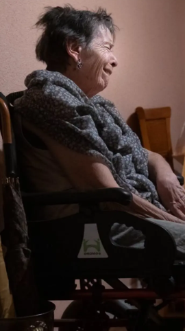 Errazkin's tweet photo. Maricarmen Abascal y los nombres que hay detrás de su desahucio

por Iñaki Errazkin

Maricarmen Abascal tiene 87 años y acaba de ser desalojada de la vivienda en la que vivía desde 1956.

Detrás de la sociedad que reclamaba el piso aparecen dos nombres: Ricardo Alonso Fernández y Fernando Alonso Fuentes. 

Lo que van a leer a continuación es la secuencia documentada de una historia que comenzó hace setenta años.

En 1956, cuando Maricarmen Abascal tenía 17 años, su padre firmó el contrato de alquiler de la vivienda situada en el número 46 de la calle Alcalde Sáinz de Baranda, en el distrito madrileño del Retiro.

Era un contrato de los que hoy se conocen como de renta antigua. El titular era su padre porque la legislación de la época no permitía que una mujer casada figurase en esas condiciones como titular del arrendamiento.

Cuando él murió, el contrato se subrogó a su esposa, la madre de Maricarmen. Y cuando esta falleció, en 2005, se produjo una segunda subrogación a favor de su hija.

Maricarmen siguió viviendo en el mismo piso y durante años no ocurrió nada extraordinario. Pagaba su alquiler y permanecía en la casa en la que habían vivido sus padres y en la que había transcurrido prácticamente toda su vida adulta.

Hasta que el edificio cambió de manos.

2018: entra Renta Corporación

En 2018, la familia que había sido propietaria del edificio durante décadas vendió la finca a Renta Corporación Real Estate, uno de los grandes grupos inmobiliarios españoles.

Para Maricarmen, el cambio de propietario no supuso inicialmente una alteración de su situación como inquilina.

Dos años después, en 2020, Renta Corporación se puso en contacto con ella para ofrecerle la posibilidad de comprar su vivienda.

El precio que figura en las informaciones publicadas fue de 247.000 euros. Otras informaciones han situado la oferta alrededor de los 250.000 o incluso 300.000 euros.

Maricarmen no tenía ese dinero y tuvo que rechazar la oferta.

Y al día siguiente, según las informaciones publicadas, la vivienda fue adquirida por otra sociedad: Urbagestión Desarrollo e Inversión, S.L.

Urbagestión tiene nombres y apellidos

Urbagestión no es una persona. Es una sociedad mercantil constituida en 2005, dedicada a actividades relacionadas con la inversión y el negocio inmobiliario.

Pero las sociedades tienen personas detrás.

En el caso de Urbagestión, las informaciones publicadas identifican a Ricardo Alonso Fernández y Fernando Alonso Fuentes como sus administradores y señalan que ambos están vinculados a más de una docena de empresas de los sectores inmobiliario y agroalimentario.

La sociedad figura actualmente con domicilio en la calle Zurbano 76, 5.º, Madrid, y con el CIF B84450055. Los registros empresariales consultados confirman la vigencia de la sociedad y la presencia de Fernando Alonso Fuentes como administrador solidario. 

La identificación de ambos administradores aparece asimismo en las informaciones periodísticas sobre el caso.

Es importante distinguir una cosa de otra: que Ricardo Alonso Fernández y Fernando Alonso Fuentes figuren como administradores de Urbagestión no significa necesariamente que sean, a título personal, los propietarios del piso. 

Son las personas que aparecen públicamente al frente de la sociedad que esta mañana ha dejado en la calle a una anciana de 87 años.

Y con la llegada de Urbagestión comenzó el litigio.

Urbagestión comunicó a Maricarmen que consideraba extinguido el contrato que había heredado de su madre.

La razón estaba en la segunda subrogación.

La interpretación defendida por la propiedad era que la segunda subrogación, producida tras el fallecimiento de la madre en 2005, no podía prolongarse indefinidamente. 

Según el criterio que finalmente respaldó el Tribunal Supremo, esta segunda subrogación tenía una duración limitada, salvo que concurrieran determinadas circunstancias.

Entre esas circunstancias se encontraba un grado de discapacidad superior al 65 %, pero Maricarmen tiene reconocida una discapacidad del 50 % y la disputa acabó en los tribunales.

De 440 euros a 2.650

Mientras se desarrollaba el conflicto, también cambió la cuestión económica.

Maricarmen pagaba inicialmente unos 440 euros mensuales. En 2026 la cantidad que venía abonando se situaba en torno a los 500 euros. Urbagestión le planteó abandonar la vivienda o aceptar un nuevo alquiler.

La primera cifra que trascendió fue de 2.650 euros mensuales. Posteriormente, la empresa llegó a plantear una cantidad de 1.650 euros, que seguía siendo superior a los ingresos de Maricarmen.

La diferencia entre ambas cantidades resume buena parte del conflicto económico: 500 euros frente a 2.650 euros.

Primera victoria de Maricarmen y recurso de la propiedad

El litigio pasó por distintas instancias.

En primera instancia, la justicia dio la razón a Maricarmen. La propiedad recurrió y el procedimiento continuó hasta llegar al Tribunal Supremo.

En marzo de este año, el Supremo falló a favor de la posición de la propiedad respecto a la vigencia de la segunda subrogación.

A partir de entonces, el conflicto dejó de ser solamente jurídico. Había que ejecutar el lanzamiento.

Septiembre de 2026

El desahucio fue aplazado en varias ocasiones.

Mientras tanto, el caso fue adquiriendo una creciente repercusión pública. Vecinos, organizaciones sociales y el Sindicato de Inquilinas de Madrid se movilizaron para intentar evitar que Maricarmen abandonara la casa en la que llevaba viviendo desde los 17 años.

En los días previos al cuarto intento de lanzamiento, cientos de personas se concentraron ante el portal de Alcalde Sáinz de Baranda, 46.

Una escritora que decidió mantener su identidad en el anonimato llegó incluso a ofrecerse a pagar la diferencia entre los 500 euros que abonaba Maricarmen y los 2.650 euros reclamados por Urbagestión, pero la oferta no consiguió detener el procedimiento.

En la mañana de hoy, 23 de septiembre, la Policía Nacional acordonó los alrededores del edificio y levantó la acampada instalada durante la noche frente al portal. 

La comisión judicial tenía previsto ejecutar el lanzamiento y, finalmente, Maricarmen Abascal ha sido desalojada.

De un contrato firmado por su padre a una sociedad administrada por dos personas

Han pasado setenta años desde aquel contrato de 1956.

Durante ese tiempo, Maricarmen vivió en el mismo piso mientras el edificio cambiaba de propietario.

La secuencia empresarial fue esta:

Familia propietaria → Renta Corporación Real Estate (2018) → Urbagestión Desarrollo e Inversión, S.L. (2020).

Pero una sociedad no actúa por sí sola.

En el caso de Urbagestión aparecen Ricardo Alonso Fernández y Fernando Alonso Fuentes, identificados públicamente como administradores de la empresa y vinculados, según las informaciones publicadas, a otras sociedades inmobiliarias y agroalimentarias.

Eso no convierte a ninguno de ellos, por sí solo, en propietario personal de la vivienda, pero sí permite poner nombres y apellidos a las personas que figuran al frente de la sociedad que litigó con Maricarmen durante años.

Y esta es la parte de la historia que se pierde cuando todo queda reducido a nombres societarios.

Maricarmen Abascal ha sido desalojada de una casa en la que vivía desde 1956. La empresa que reclamaba la vivienda se llama Urbagestión Desarrollo e Inversión, S.L. Y detrás de esa sociedad aparecen dos nombres: Ricardo Alonso Fernández y Fernando Alonso Fuentes.  

Ilustro la crónica con la foto de Maricarmen por no disponer de imágenes de los dos empresarios.