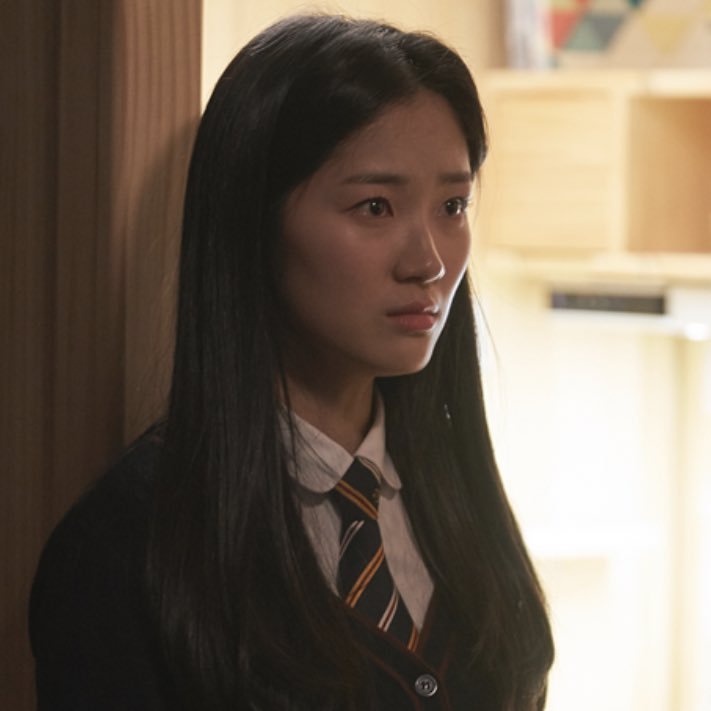 hellobungz's tweet photo. Hyeyoon is wearing a school uniform again, but with a completely different vibe!🫶🏻

ㅜㅜIt's already been 7 years+ since I became a Hyeppyending back in 2019, all because her acting as Kang Yeseo in drama <SKY Castle>♡♡ https://t.co/bO87AueHis