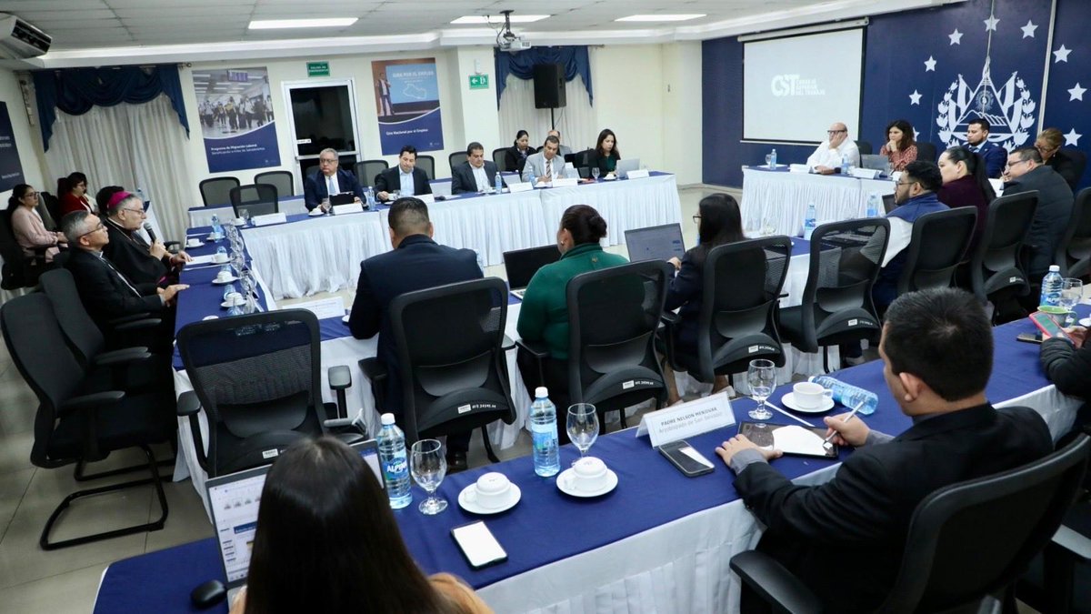 RolandoCastroSv's tweet photo. El día de ayer en la comisión técnica que estudia la Modernización del Tiempo del Trabajo.

Se recibió a Monseñor Giancarlo Dellagiovanna
Nuncio Apostólico y
Monseñor Óscar Álvarez del 
Arzobispado de San Salvador.

Esto con el fin de escuchar a todos los sectores de la sociedad salvadoreña.

Ya estamos cerca de presentar al Presidente de la República @nayibbukele la propuesta consolidada del Consejo Superior del Trabajo.