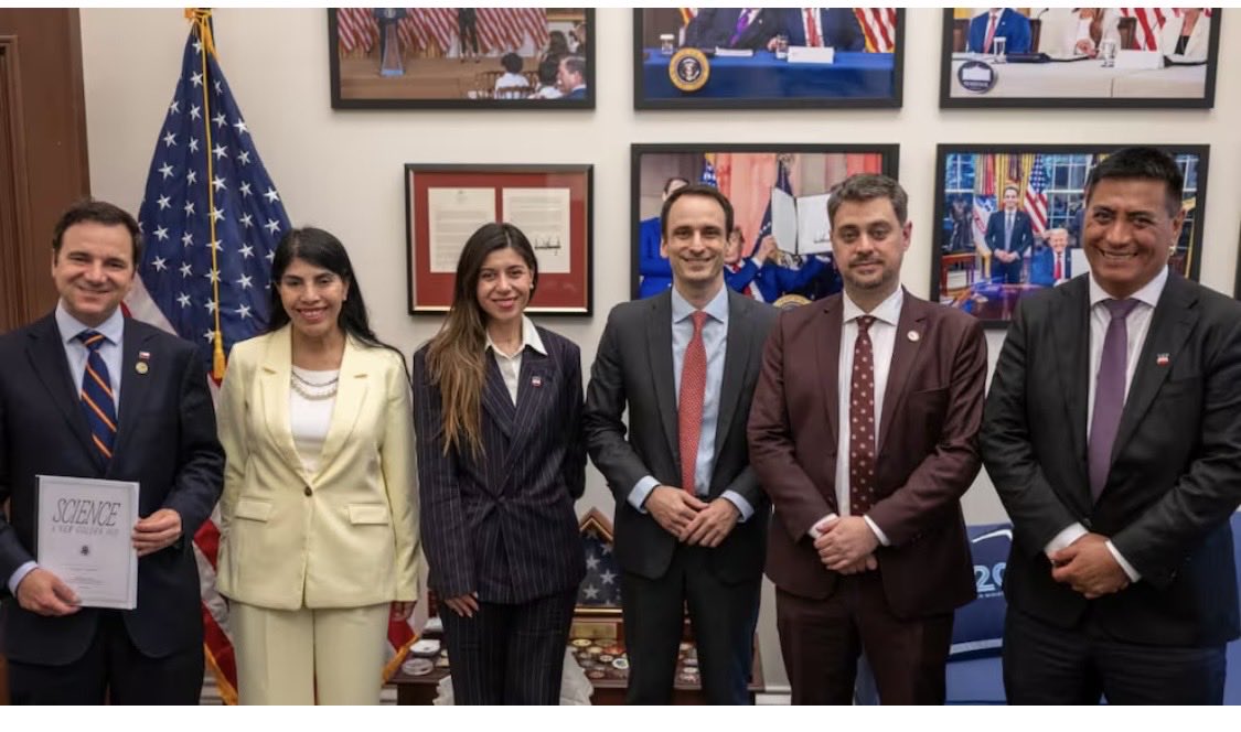 NathalyLarsen's tweet photo. EL CHISTE SE CUENTA SOLO
Manouchehri y Cicardini, dos zurdos críticos del Gobierno, viajando en la comitiva de Kast hasta Washington… para hablar de IA en la NASA y la Casa Blanca, mientras siguen tirándole piedras al propio Kast.
¡Ni en Hollywood guionizan esto! https://t.co/pQeNHMYfXr
