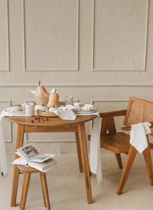 Thing_Stories's tweet photo. Autumn makes the table feel a special. 🌿

A natural #linen table runner, earthy tones &amp; soft candlelight are all you need for an inviting space. Small details turn everyday dinners into moments worth slowing down for. 🌿

#ThingStories #LinenTablecloth #SlowLiving #AutumnDecor https://t.co/ZuwkEjBu8O