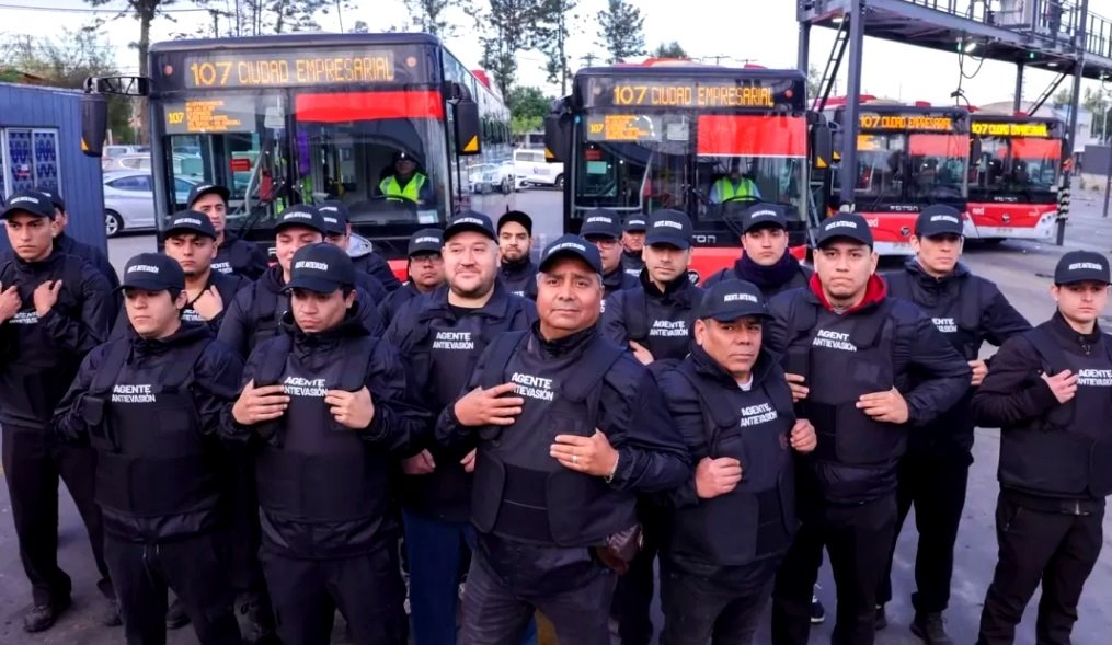 GAMBA_CL's tweet photo. Cagaron los flaites y los haitianos: Gobierno creó “brigada contra la evasión” para fiscalizar las micros https://t.co/Ve5iMs6eE2 https://t.co/UmbHNLNIR3