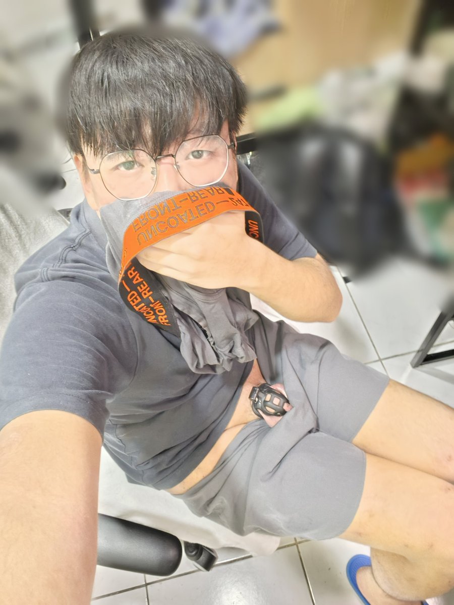 Eason_is_locked's tweet photo. 今天找高中學長拿了一件原味內褲
精味很濃很香🥵
#大學生 #貞操鎖 #禁慾 #射精管理
#戴鎖男大 #鎖屌 #gooner #原味內褲 #鎖廢 #轉發 https://t.co/5sXklvYEP2