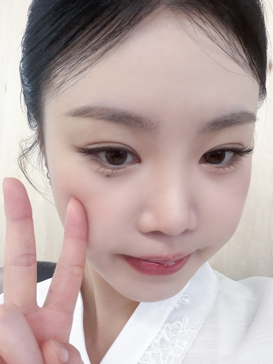 rafsoojin's tweet photo. pink and this makeup suit her so well 🥺 #soojin #수진 https://t.co/LSO6K59HsU