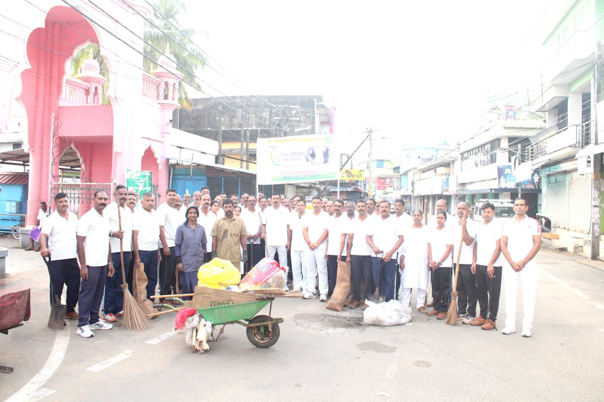 BSFODISHA's tweet photo. 🧹 स्वच्छता ही सेवा 🧹
दिनांक 23/09/2026 को SHQ BSF तिरुवनंतपुरम द्वारा बीमापल्ली क्षेत्र में 0615 से 0715 बजे तक स्वच्छता अभियान चलाया गया। श्री  एस गणेश, DIG SHQ TVM समेत 80 कार्मिकों ने स्वच्छता  अभियान में बढ़-चढ़कर भाग लिया।
#SwachhBharat #BSF #BSFOdisha🛞 https://t.co/ddYCzqEqfz