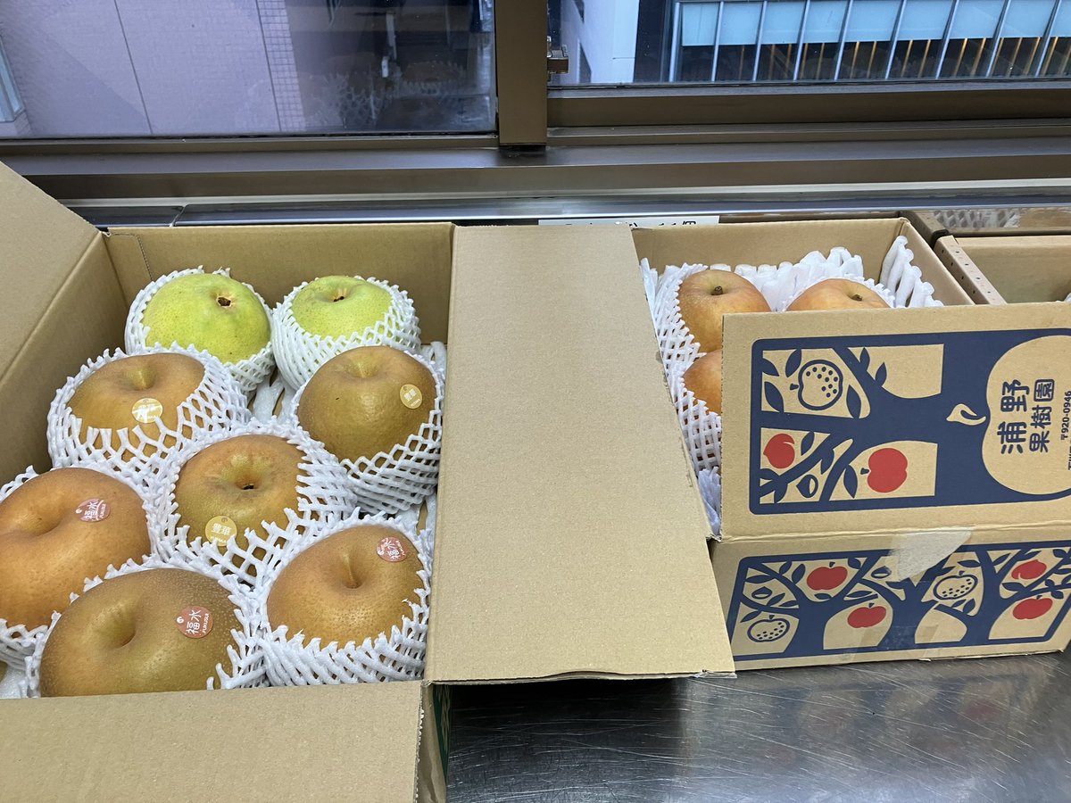 neco3nemui's tweet photo. 梨の食べ比べ会に参加しました
新碧と福水が抜群に美味しかった。じゃんけんで新碧ゲット。
かおりもほほえみも良かった。
美味しい梨をたくさん用意して解説して、鮮やかなナイフ捌きで剥き続けて、提供して下さったスタッフの皆様に感謝です。

#食べ比べ会 https://t.co/aUxSCmufLn