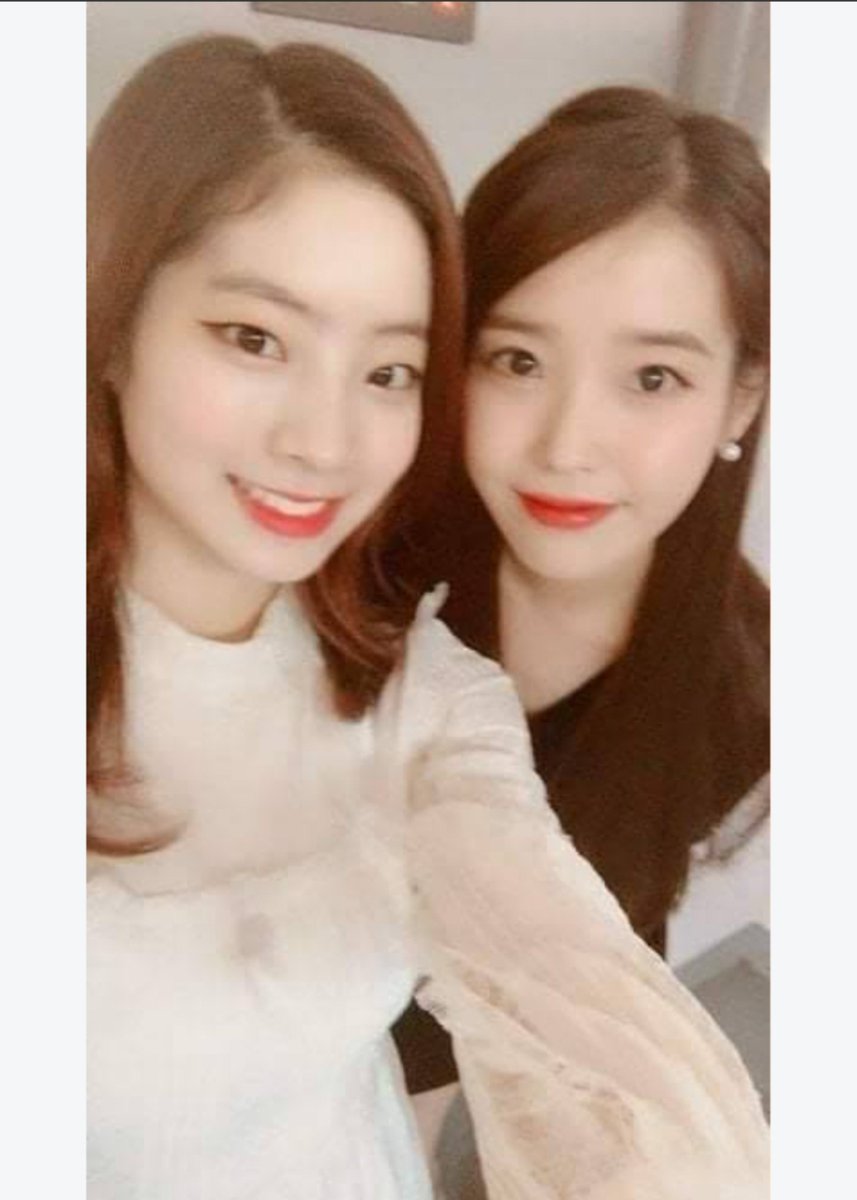 Dahyunniee62307's tweet photo. ฉันว่าพี่ลี่แกเอ็นดูดาฮยอนหลายเติบยุนะ
จากปี2017นู้นเคยเลือกให้ดุ๊บมันเป็นคนที่แต่งตัวดูด���ที่สุดในงานพร้อมชมตัวจริง
ชีดุ๊บสวยมากไปหนึ่งกรุบ ปีที่แล้วก็ส่งดอกไม้💐ช่อใหญ่พร้อมเขียนจดหมายลายมือให้ แสดงความยินดีกับผลงานเรื่องแรก ฟรินโว๊ย 🧡🤍
#ดาฮยอน #ไอยู 
#DAHYUN #IU
#ดุ๊บ #พี่ลี่ https://t.co/VHDfgXcbwt