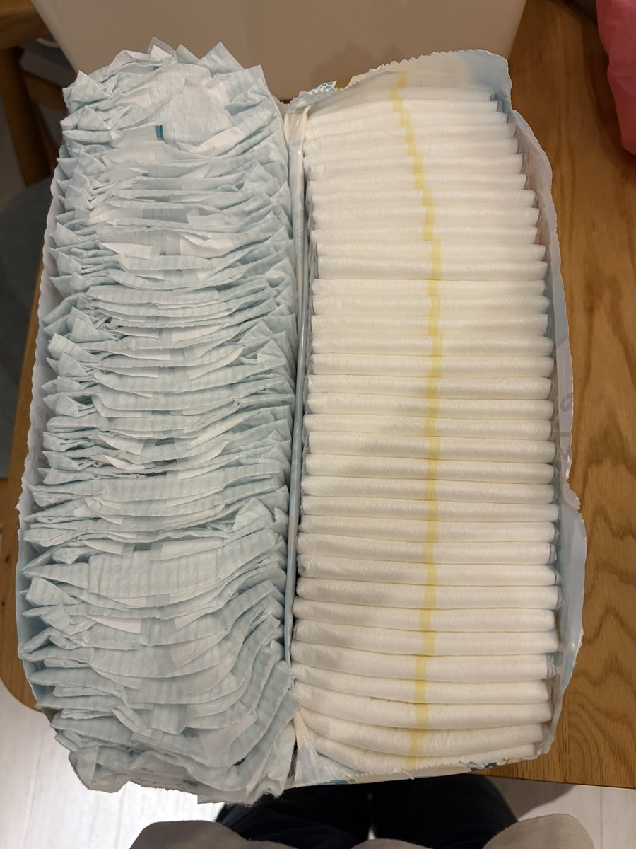 mom_30_work's tweet photo. おむつは真ん中で切り、バコッと開くと取り出すのが楽だと教えてくれた人に感謝🙏 https://t.co/OX6B4vKggv