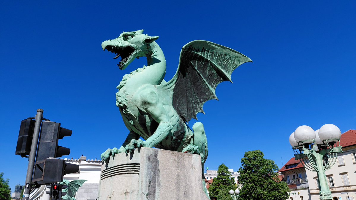 EatDestination's tweet photo. I think you'll love this video from #Ljubljana about our fave drinks in the city. There's #orangewine, #craftbeer, and sampling the #schnapps of #Slovenia. Plus, the legend saucy tale of the #DragonBridge. https://t.co/CrCxYxF1fT
#wine #slovenianwine #triplebridge #centralmarket https://t.co/QHeDiGOCWM