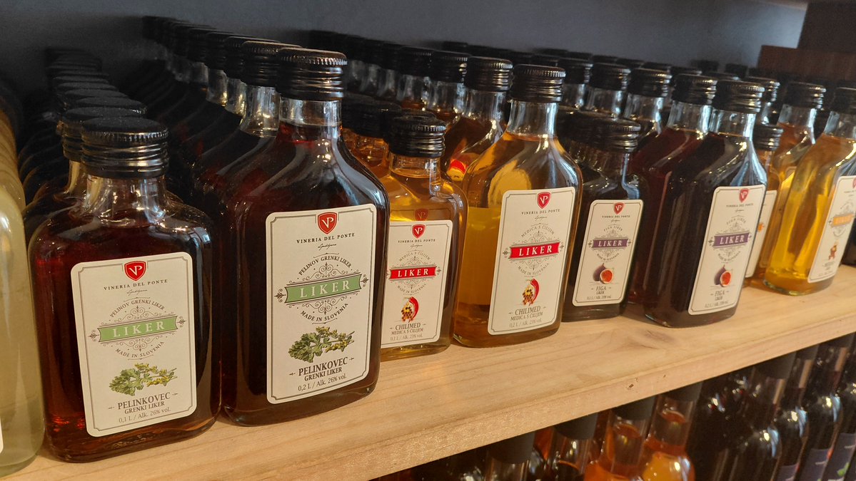 EatDestination's tweet photo. I think you'll love this video from #Ljubljana about our fave drinks in the city. There's #orangewine, #craftbeer, and sampling the #schnapps of #Slovenia. Plus, the legend saucy tale of the #DragonBridge. https://t.co/CrCxYxF1fT
#wine #slovenianwine #triplebridge #centralmarket https://t.co/QHeDiGOCWM