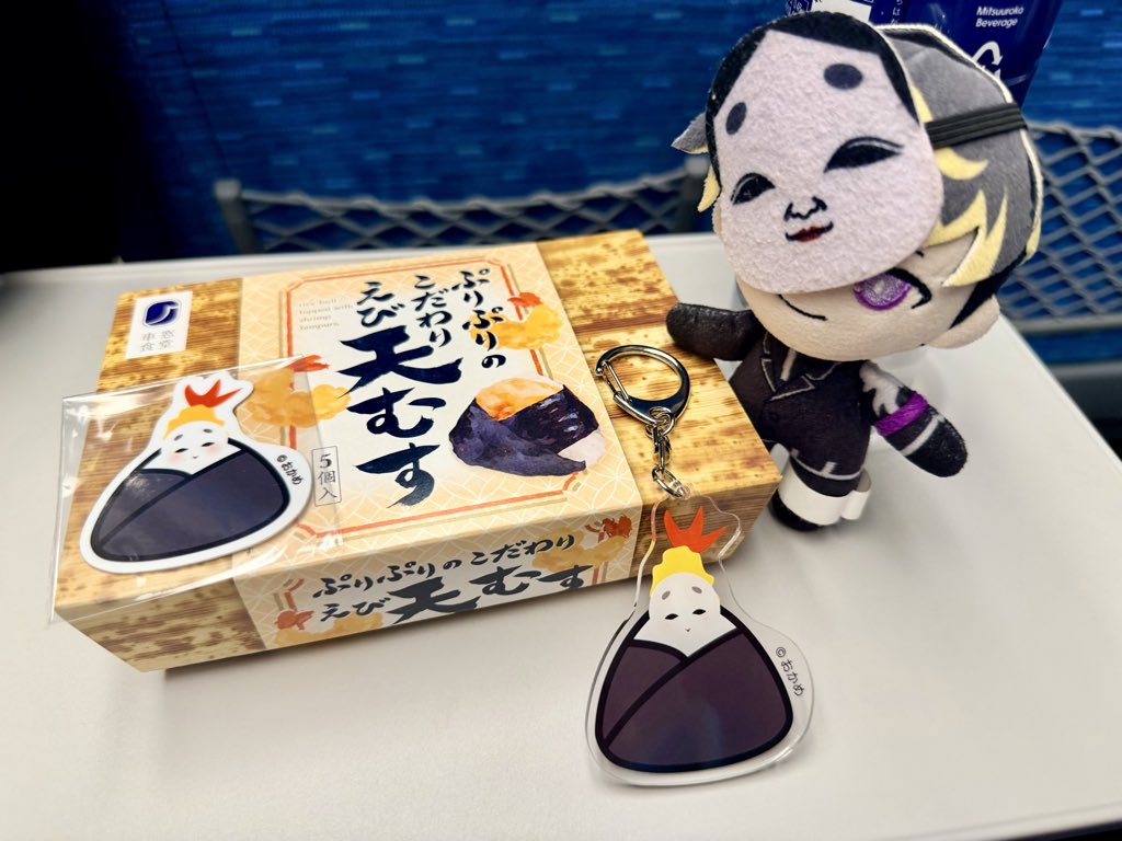 millachoko's tweet photo. 名古屋バイバイ👋🏻
楽しみにしてたおかめさんのワンマンツアー初日、終わってしまったなぁ…
楽しくてかっこよくて
おかめさんに会えることが本当に幸せ💜
それにサプライズの特典が嬉しすぎた😭ありがとう😭🫶🏻
おかめさん大好き！

天むすおかめちゃんと天むす弁当😚✨
#おかめバックトゥーユー https://t.co/Kt93SjJ4zr