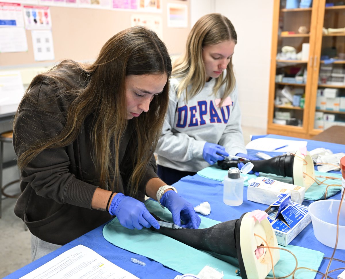 ISUVetMed's tweet photo. FOUNDATIONAL SKILLS. @ISUVetMed DVM students learn clinical skills in their first semester of classes. Current first-year students were in the Clinical Skills Laboratory this week learning how to draw up medications and give injections. #developdiscoverdeliver https://t.co/nwjj3aureU