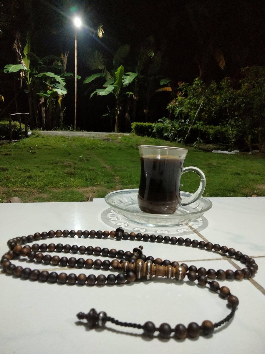 husninidhom's tweet photo. القهوة هي القهوة تنضمّ إليها رغم حسن الرغوة حيثية مرارتها.
Sesempurna apapun engkau menyeduh kopi, ia teteplah kopi yang menyimpan sisi pahit

 هكذا هي الحياة تبرز روعتها في ��من شدّتها. 
Demikianlah hidup, kesempurnaanya justru ada pada sisi pahitnya https://t.co/DAbKRLqzv2