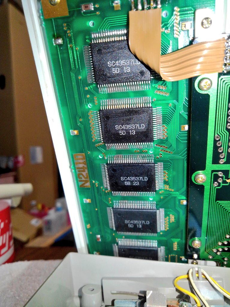 toshitada1973's tweet photo. 続いてPC-2500Sを開けます。だいぶ違うな…キーボード裏の基板は、内側にいろいろ付いてる。これ、しっかり調べるには本腰入れないと…有識者の皆さんを交えた「分解合宿」とか、できないいかな… #PC2500S https://t.co/wdcec4vPYA