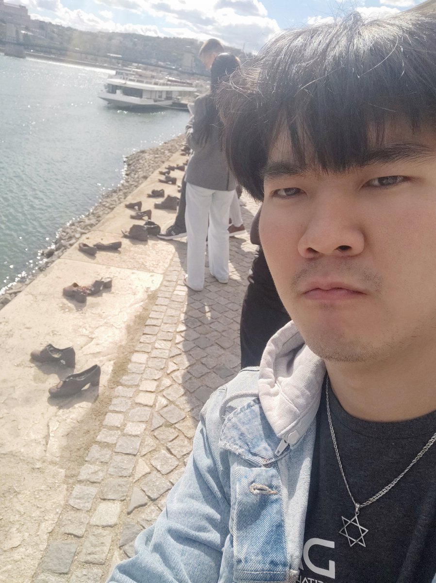 sansarbat's tweet photo. #danuberiver #jew #jewishshoes #shoes #river #antisemitic https://t.co/KhLuVjtJC9