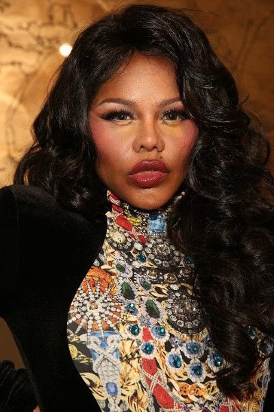 LilKimCharts2's tweet photo. Her makeup artist could not stand her https://t.co/jdPoWANXFN